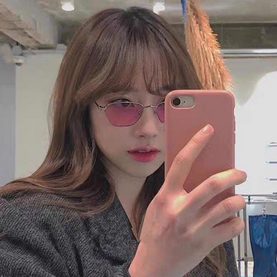 Sieviešu saulesbrilles ar gaišām lēcām un metāla rāmi