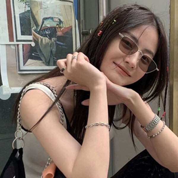 Sieviešu saulesbrilles ar gaišām lēcām un metāla rāmi