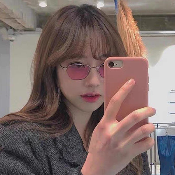 Sieviešu saulesbrilles ar gaišām lēcām un metāla rāmi