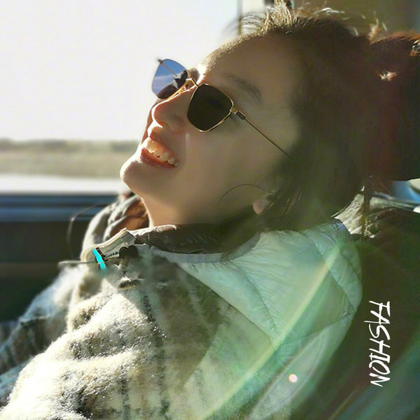 Sieviešu saulesbrilles ar gaišām lēcām un metāla rāmi