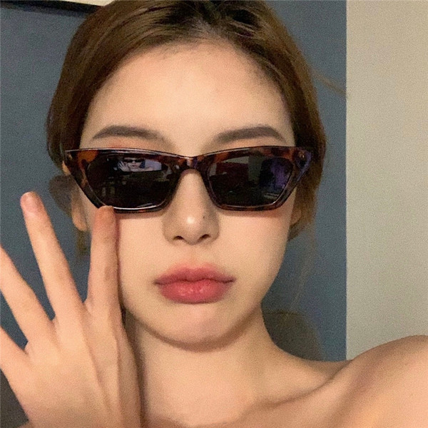 Sieviešu saulesbrilles ar kvadrātveida formu divās krāsās