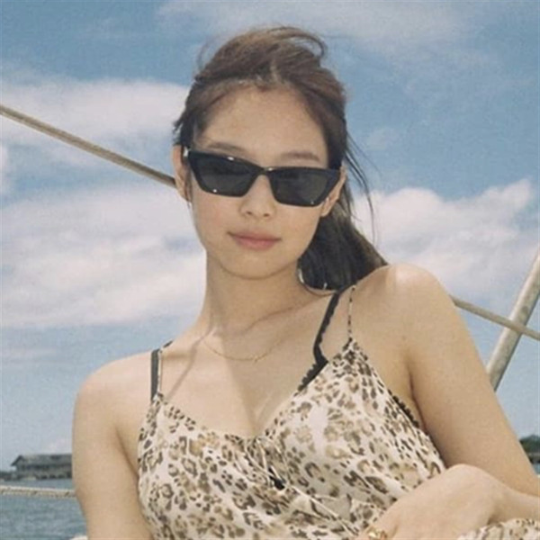 Sieviešu saulesbrilles ar kvadrātveida formu divās krāsās