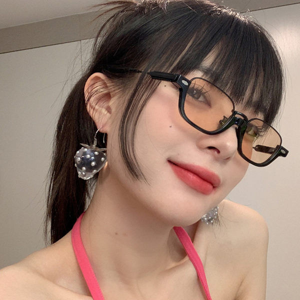 Γυναικεία γυαλιά σε ρετρό μοντέλο με τετράγωνο σχήμα