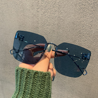 Sieviešu kvadrātveida saulesbrilles ar plānu rāmi