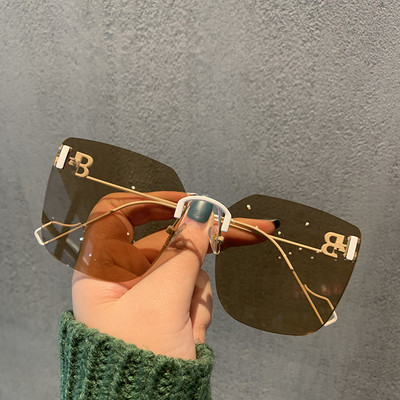 Sieviešu kvadrātveida saulesbrilles ar plānu rāmi