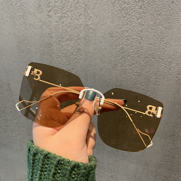 Sieviešu kvadrātveida saulesbrilles ar plānu rāmi