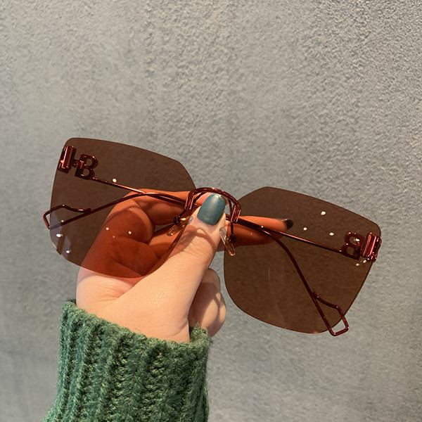 Sieviešu kvadrātveida saulesbrilles ar plānu rāmi