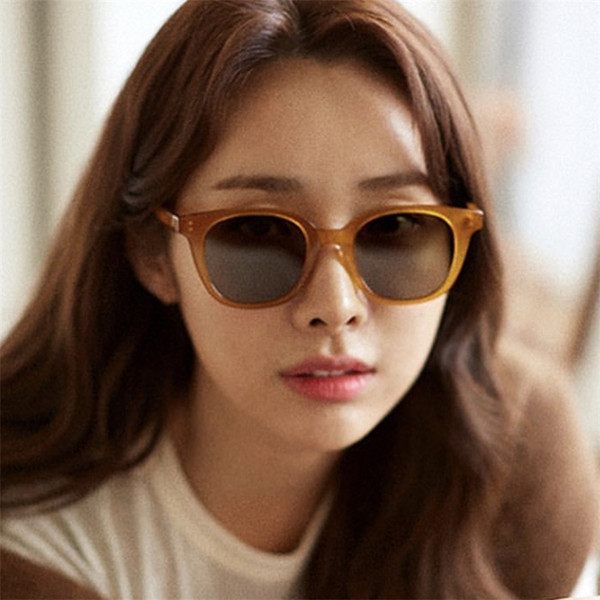 Retro saulesbrilles vienkāršam sieviešu modelim
