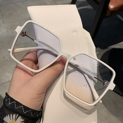 Modernas sieviešu kvadrātveida brilles ar plānu rāmi