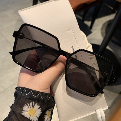 Modernas sieviešu kvadrātveida brilles ar plānu rāmi