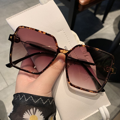 Modernas sieviešu kvadrātveida brilles ar plānu rāmi