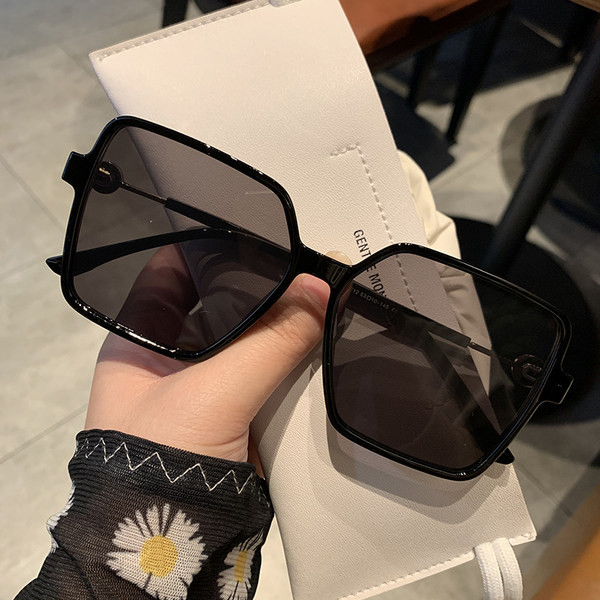 Modernas sieviešu kvadrātveida brilles ar plānu rāmi