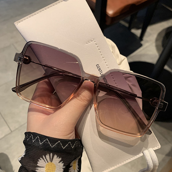 Modernas sieviešu kvadrātveida brilles ar plānu rāmi