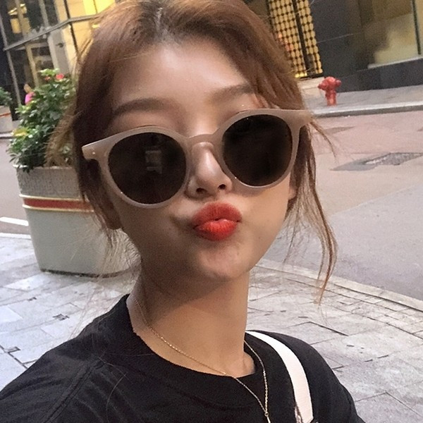 Κομψά γυναικεία γυαλιά ηλίου με στρογγυλό σχήμα