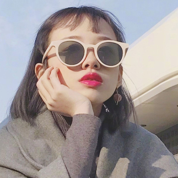 Κομψά γυναικεία γυαλιά ηλίου με στρογγυλό σχήμα