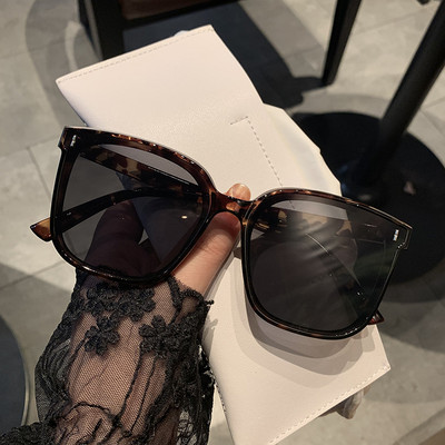 Sieviešu ikdienas kvadrātveida brilles retro stilā