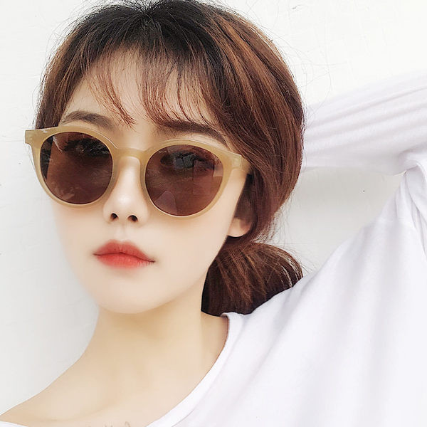 Sieviešu saulesbrilles ar platu rāmi