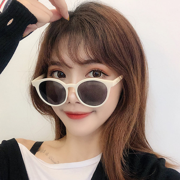 Sieviešu saulesbrilles ar platu rāmi