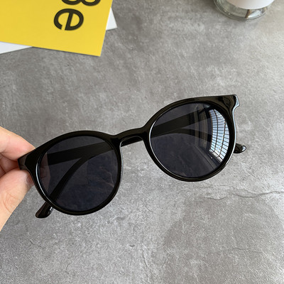 Σύγχρονα γυναικεία γυαλιά ηλίου σε στυλ ρετρό