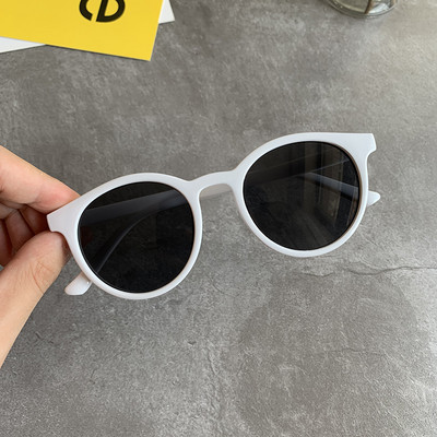 Σύγχρονα γυναικεία γυαλιά ηλίου σε στυλ ρετρό