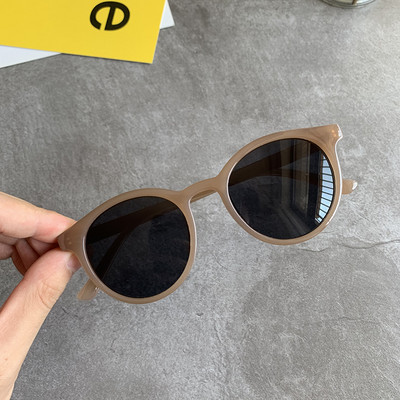 Σύγχρονα γυναικεία γυαλιά ηλίου σε στυλ ρετρό