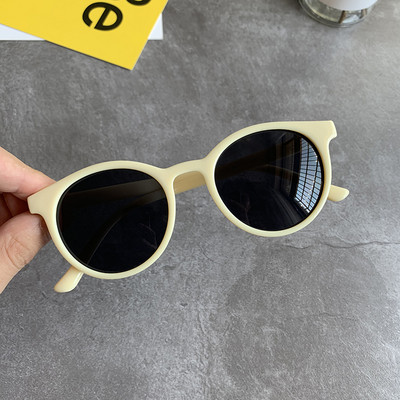 Σύγχρονα γυναικεία γυαλιά ηλίου σε στυλ ρετρό