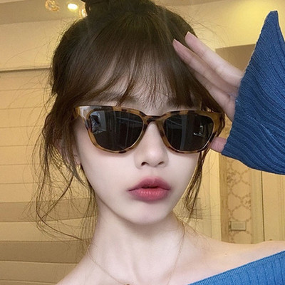 Sieviešu saulesbrilles ar krāsainām lēcām