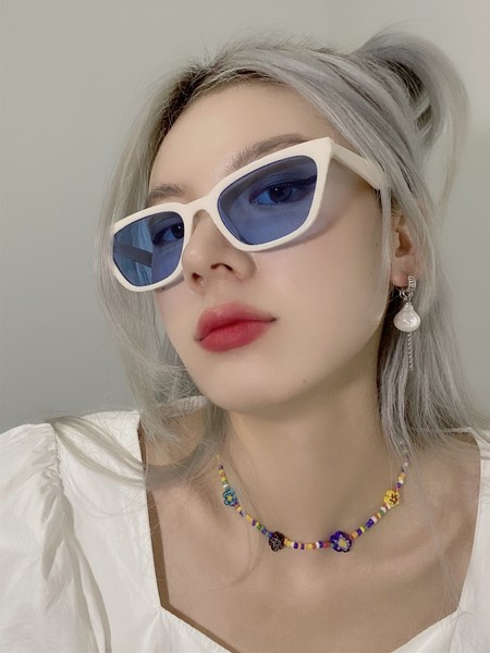 Sieviešu saulesbrilles ar krāsainām lēcām