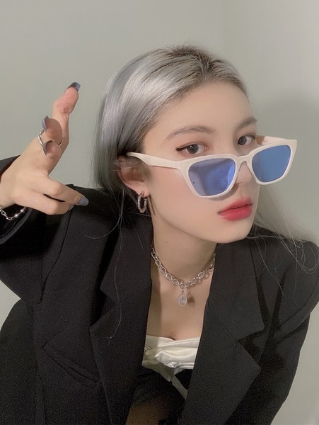 Sieviešu saulesbrilles ar krāsainām lēcām