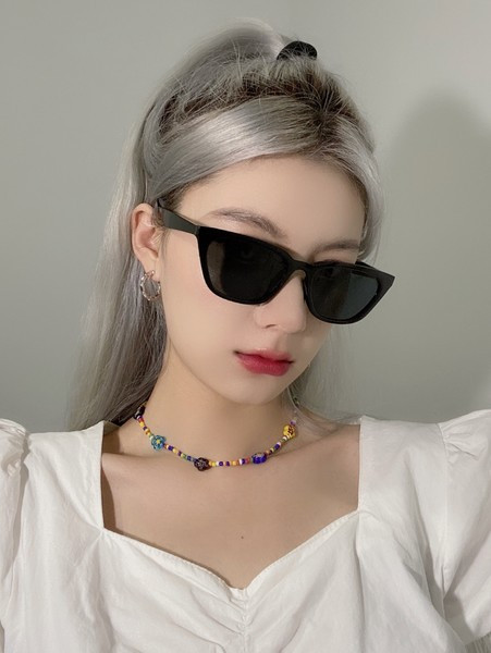 Sieviešu saulesbrilles ar krāsainām lēcām