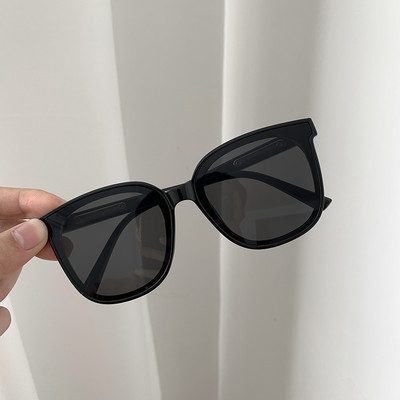 Jauns saulesbriļļu modelis vairākās krāsās sievietēm