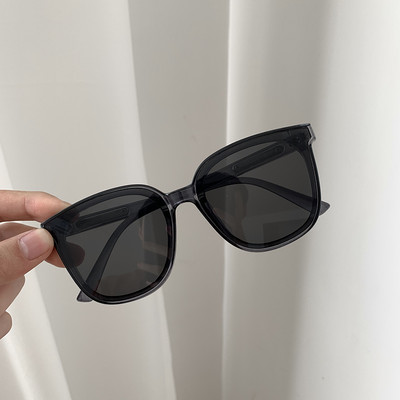 Jauns saulesbriļļu modelis vairākās krāsās sievietēm