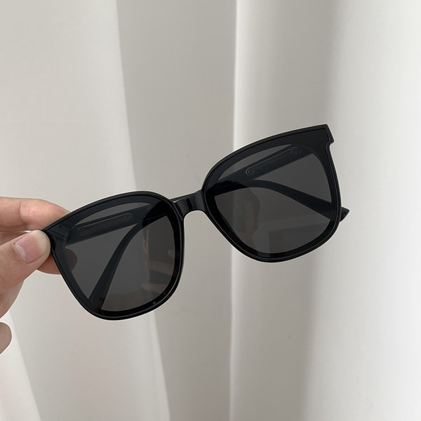 Jauns saulesbriļļu modelis vairākās krāsās sievietēm