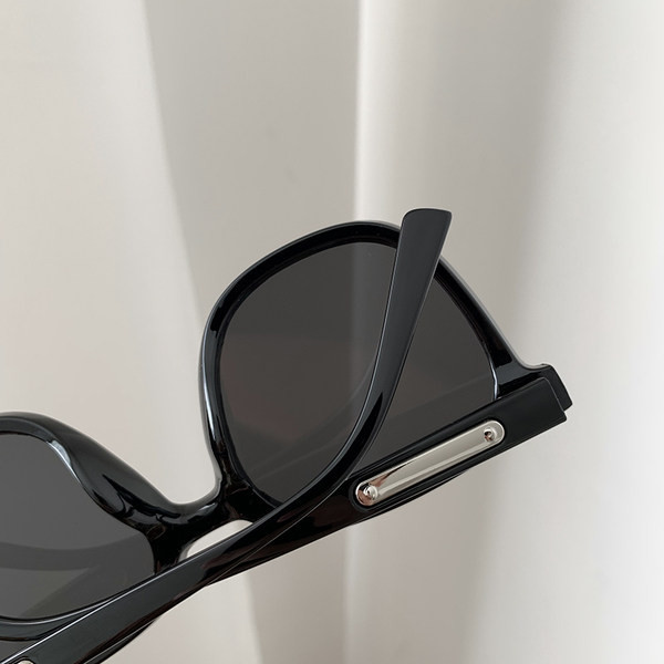 Jauns saulesbriļļu modelis vairākās krāsās sievietēm