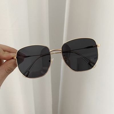 Modernas sieviešu brilles ar kvadrātveida formu un plānu metāla rāmi