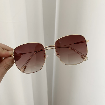 Modernas sieviešu brilles ar kvadrātveida formu un plānu metāla rāmi