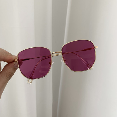 Modernas sieviešu brilles ar kvadrātveida formu un plānu metāla rāmi