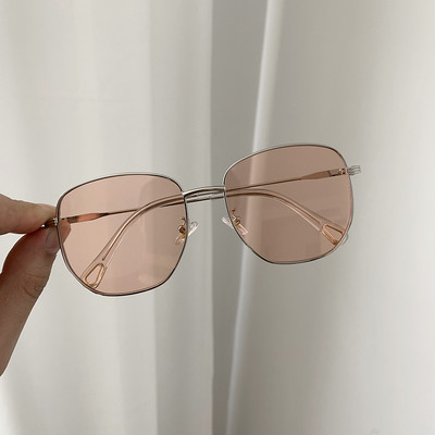 Modernas sieviešu brilles ar kvadrātveida formu un plānu metāla rāmi