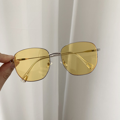 Modernas sieviešu brilles ar kvadrātveida formu un plānu metāla rāmi