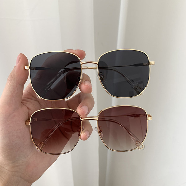 Modernas sieviešu brilles ar kvadrātveida formu un plānu metāla rāmi