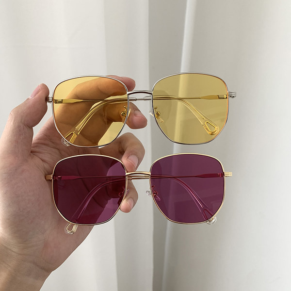 Modernas sieviešu brilles ar kvadrātveida formu un plānu metāla rāmi