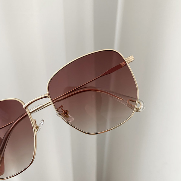 Modernas sieviešu brilles ar kvadrātveida formu un plānu metāla rāmi