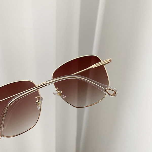 Modernas sieviešu brilles ar kvadrātveida formu un plānu metāla rāmi