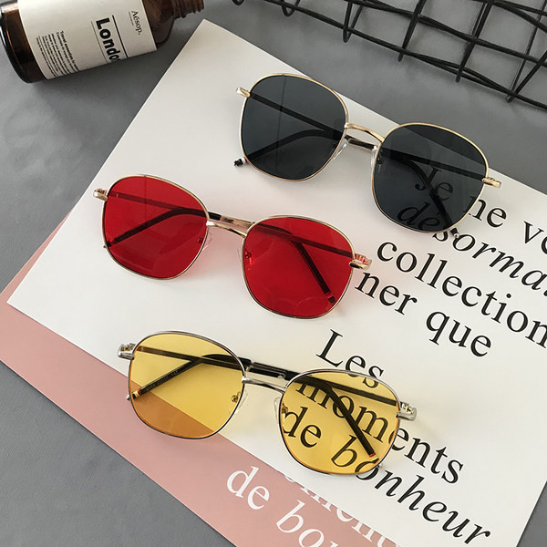 Modernas sieviešu brilles ar apaļu formu un plāniem metāla rāmjiem