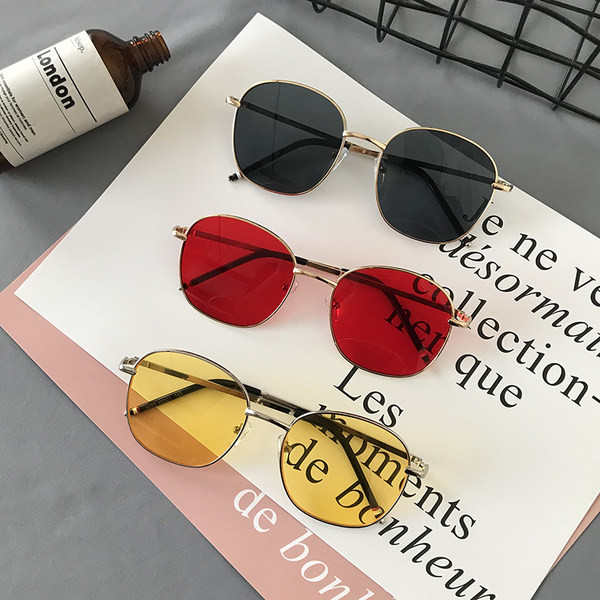 Modernas sieviešu brilles ar apaļu formu un plāniem metāla rāmjiem