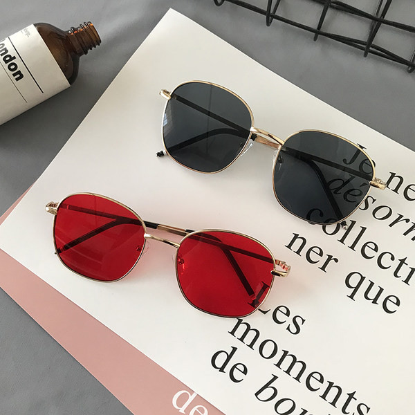 Modernas sieviešu brilles ar apaļu formu un plāniem metāla rāmjiem