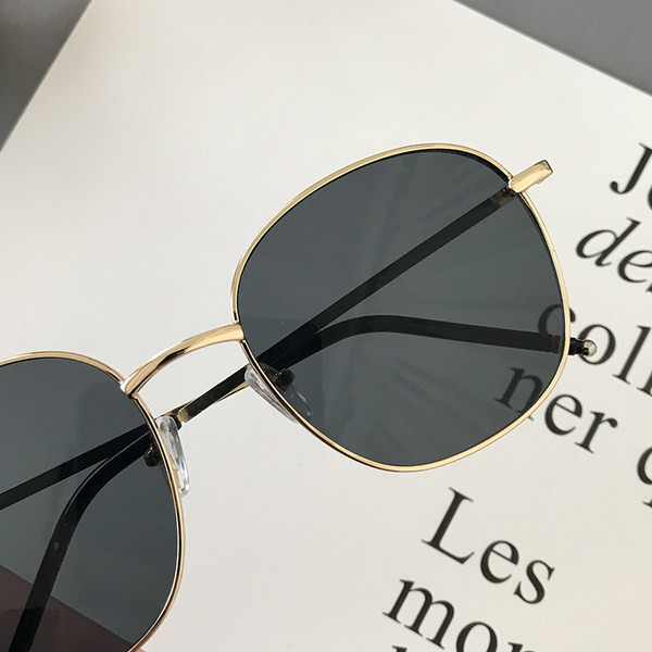 Modernas sieviešu brilles ar apaļu formu un plāniem metāla rāmjiem