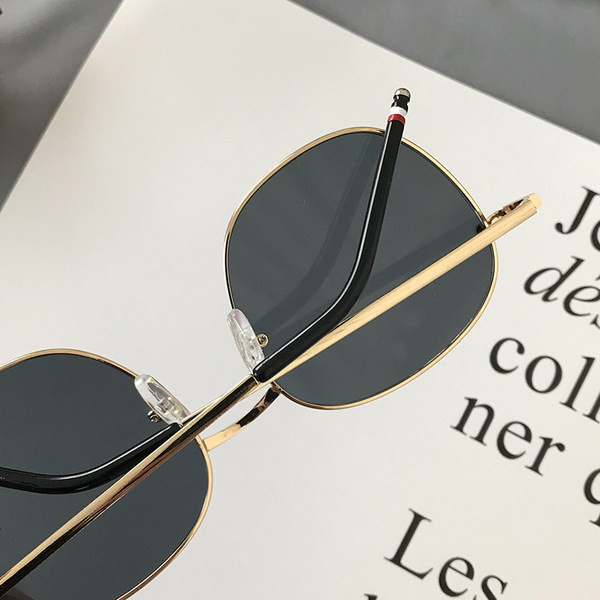 Modernas sieviešu brilles ar apaļu formu un plāniem metāla rāmjiem