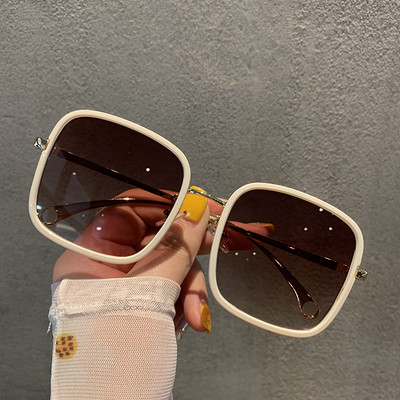 Sieviešu brilles kvadrāta formā ar plānu rāmi