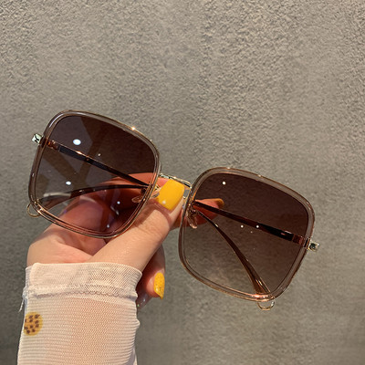 Sieviešu brilles kvadrāta formā ar plānu rāmi